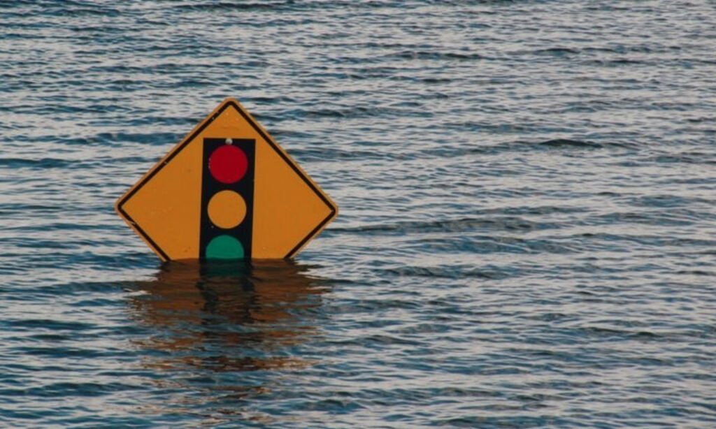 segnale stradale con semaforo in un fiume o nel mare