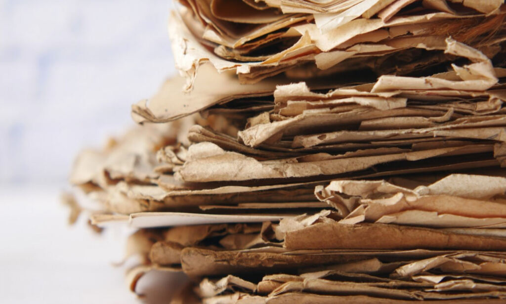fogli di carta rovinati