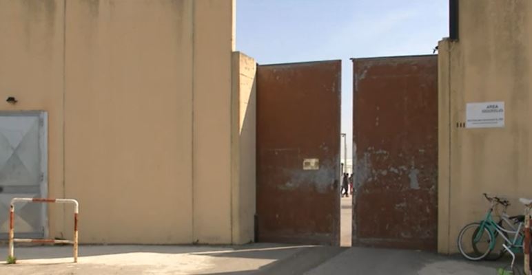 Portone esterno dell'hotspot a Restinco