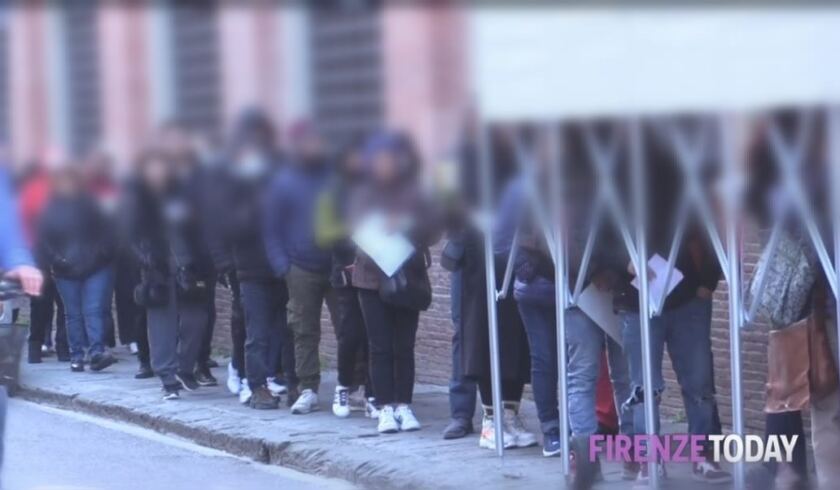 persone in coda davanti alla questura