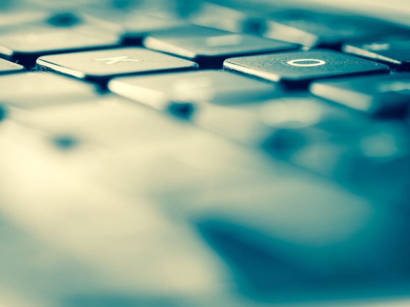 tastiera del computer sfocata, si leggono i tasti O K