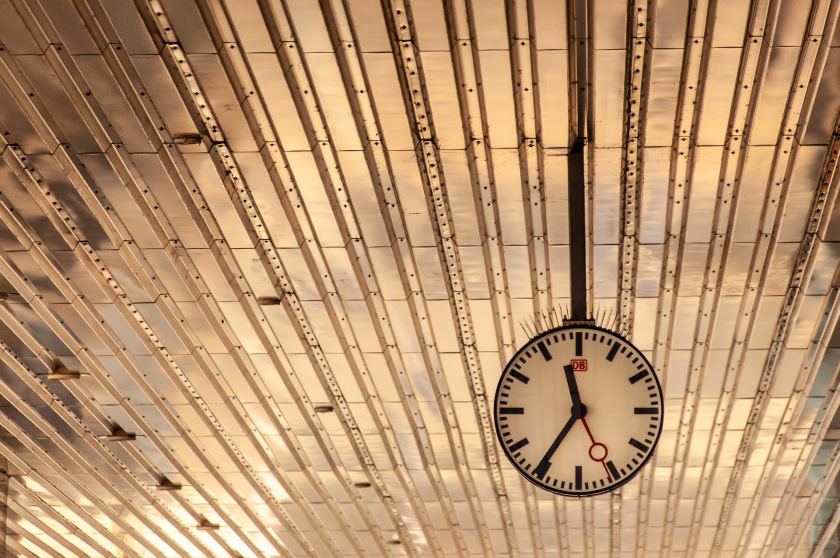 orologio che pende da un soffitto