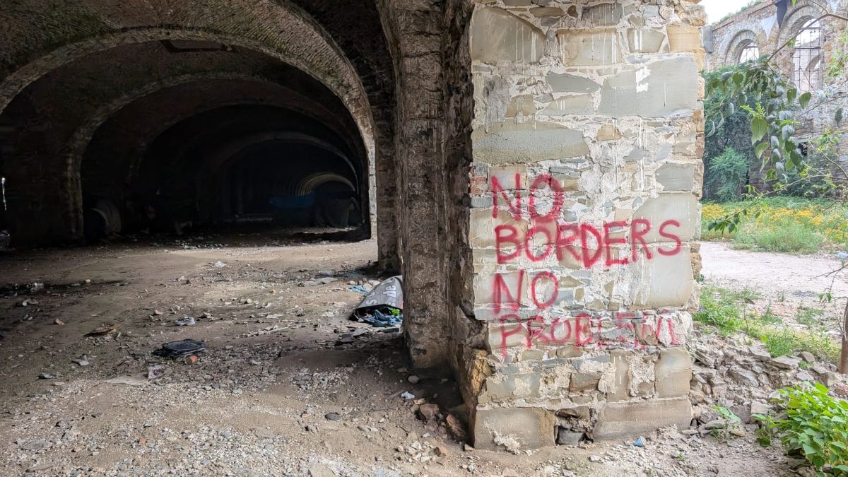colonne di una galleria con la scritta no borders no problem