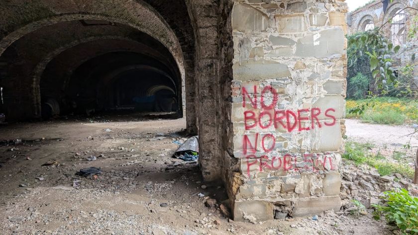 colonne di una galleria con la scritta no borders no problem