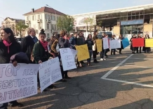 manifestazione davanti alla questura di Torino, aprile 2023