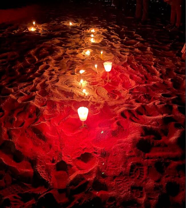 candele sulla spiaggia