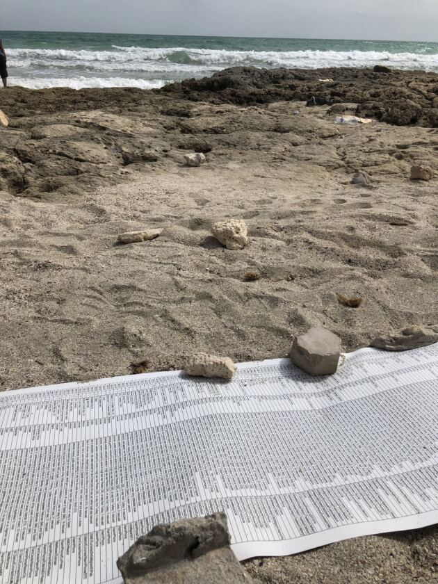 Foto in allegato di Chiara Denaro, Alarm Phone, CommemorAction a Zarzis, Tunisia, settembre 2022. Spiaggia con la lista di persone disperse nel mare